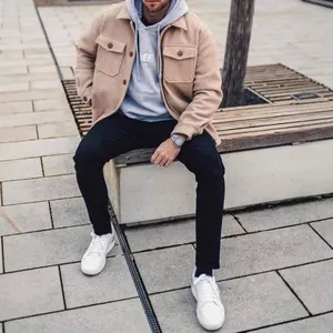 Giacca a camicia in lana beige da uomo con tasche sul petto per stile casual