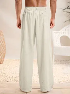 Vista posteriore dettagliata dei pantaloni casual larghi da uomo in cotone e lino bianco crema