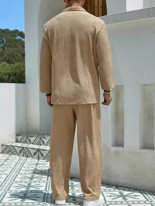Vue arrière détaillée d'un ensemble décontracté beige texturé pour hommes