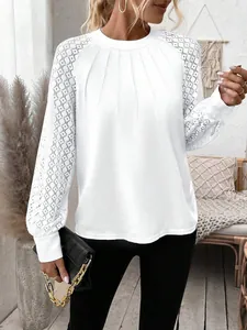 Elegante top bianco a maniche lunghe con pizzo ricamato e scollo rotondo con pieghe fini
