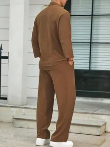 Vue arrière d'un ensemble décontracté marron pour homme avec chemise et pantalon texturés