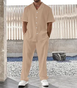 Vista detallada de conjunto plisado beige para hombre con camisa y pantalones