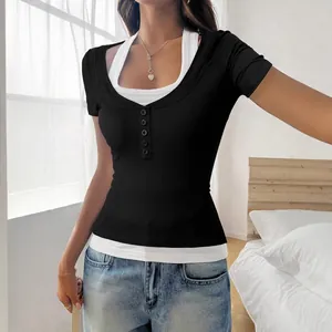 Nahaufnahme eines stilvollen schwarz-weißen Fake-Two-Piece-T-Shirts mit Knopfleiste.