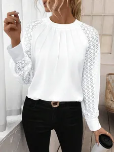 Dettaglio della manica in pizzo e del design a pieghe sul davanti di questa elegante camicetta.