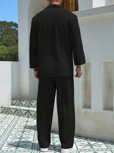Détail vue arrière de l'ensemble décontracté noir pour homme montrant la coupe