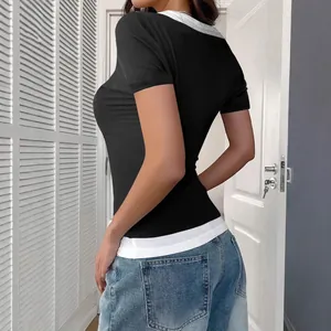 Schmale schwarz-weiße Kontrast-T-Shirt im Lagenlook mit kurzen Ärmeln in der Rückseitenansicht.