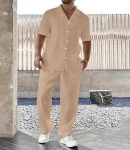 Conjunto informal de dos piezas para hombre en color caqui con camisa y pantalón