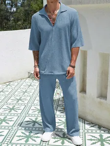 Détail d'un ensemble décontracté bleu clair pour hommes avec maille texturée gaufrée