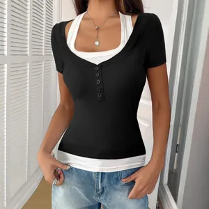 Schmal geschnittenes Fake-Zweiteiler-Kurzarm-T-Shirt mit Kontrastfarben und Knöpfen.