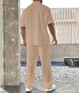 Vista trasera del conjunto beige plisado para hombre con camisa de manga corta.