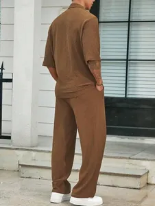 Vue de dos d'un ensemble décontracté marron pour homme avec chemise et pantalon long