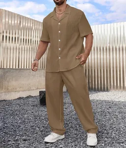 Detalle del conjunto informal plisado para hombre con camisa caqui y pantalón largo