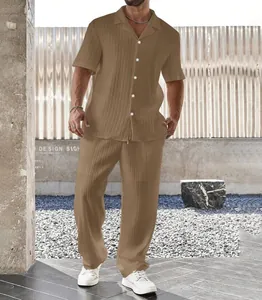 Vista completa del conjunto casual de camisa y pantalón plisados caqui para hombre