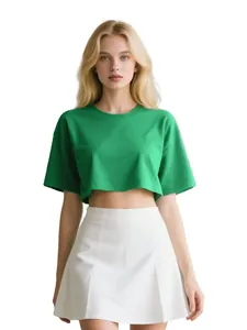 Vooraanzicht van een loszittend groen katoenen crop-top T-shirt gedragen door blond model