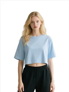 Lichtblauw kort dames T-shirt van katoen, losse pasvorm, korte mouwen, getoond op model.