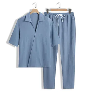 Vue détaillée d'un ensemble bleu décontracté pour homme avec chemise à manches courtes et pantalon