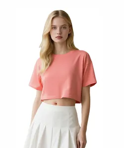 Detailweergave van koraalroze katoenen cropped T-shirt met dubbele naaldstiksels