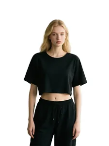 Gedetailleerd overzicht van een zwarte katoenen crop top voor dames met een relaxte pasvorm