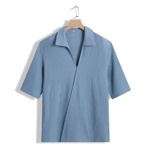 Gros plan d'une chemise décontractée bleue pour hommes avec tissu texturé