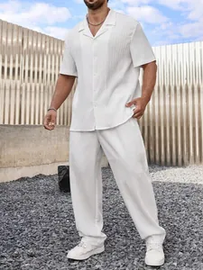 Conjunto informal blanco para hombre con camisa de manga corta plisada y pantalón