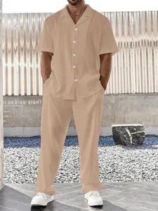 Conjunto informal de dos piezas plisado para hombre con camisa de manga corta y pantalón largo.