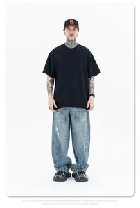 Professionele studio-opname van een zwart 260g katoenen t-shirt in oversized fit