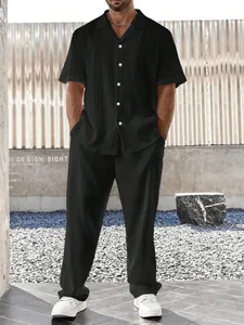 Conjunto casual de dos piezas plisado negro para hombre con camisa de manga corta y pantalón
