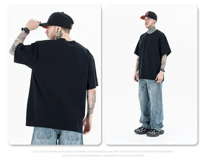 Gedetailleerde weergave van een oversized zwart katoenen T-shirt voor heren, voor.