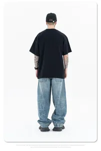 Achteraanzicht van een oversized zwart katoenen T-shirt in streetwear-stijl voor heren.