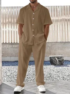 Conjunto de dos piezas plisado caqui para hombre con camisa de manga corta y pantalón