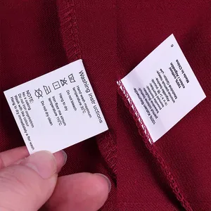 Vue détaillée de l'étiquette d'entretien d'un t-shirt oversize 100% coton de 380g