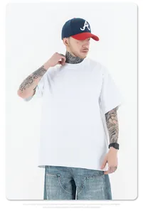 Detail van oversized wit katoenen T-shirt van 260 g met comfortabele afhangende schouders