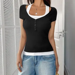 Figurbetontes Damen-T-Shirt im Lagen-Look mit schicken kontrastierenden Knöpfen.
