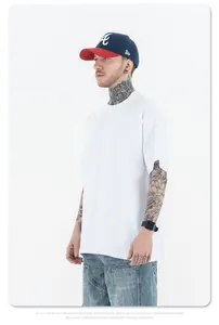Detail van heren wit oversized T-shirt van 260g katoen met verlaagde schouders voor comfort.