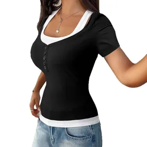Eng anliegendes Kurzarm-T-Shirt in Lagenoptik mit Kontrastknöpfen und Karree-Ausschnitt.