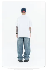 Achteraanzicht van een wit oversized katoenen T-shirt van 260 g voor heren op model