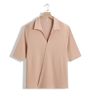 Détail d'une chemise à manches courtes pour hommes pêche avec un tissu texturé unique