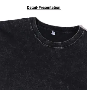 Gros plan sur l'encolure côtelée et la texture du tissu délavé d'un t-shirt gris foncé