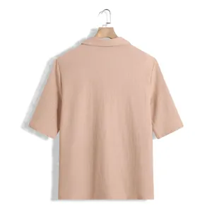 Vue arrière d'une chemise décontractée à manches courtes pour hommes en seersucker abricot