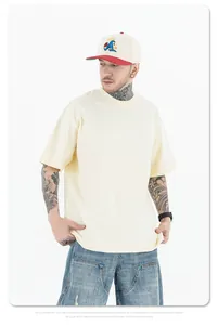 Detailweergave van de ontspannen pasvorm en de crème katoenen stof van dit oversized shirt