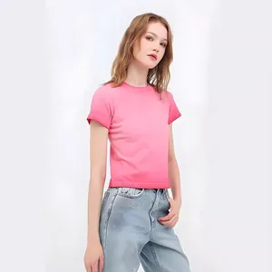 T-shirt corta slim fit da donna con sfumatura rosa, girocollo e maniche corte.