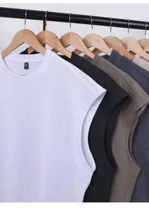 Gros plan de débardeurs en coton sans manches multicolores sur cintres en bois