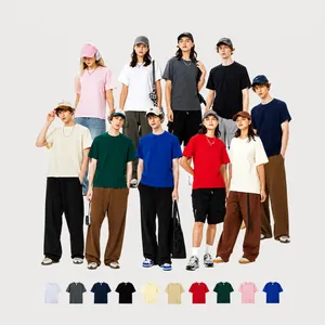 Modelos con camisetas oversize de algodón de 180g disponibles en 10 colores de moda