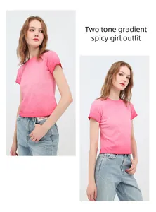 Dettaglio macro della t-shirt corta rosa a gradiente bicolore lavata vintage donna.