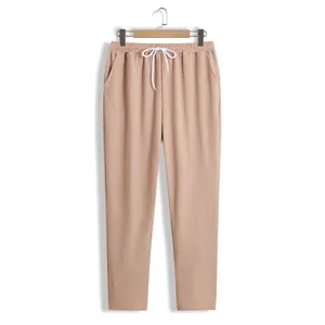 Vue détaillée d'un pantalon décontracté texturé pêche pour hommes avec cordon blanc