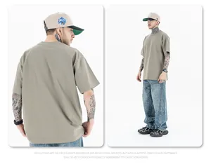 Gedetailleerde weergaven van de achterkant en zijkant van een kaki oversized T-shirt.