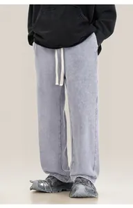 Détail du jogging gris délavé à l'acide avec coupe décontractée et cordon