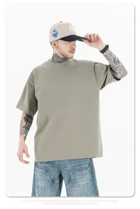 Volledig vooraanzicht van een model met een oversized kaki katoenen t-shirt in casual stijl