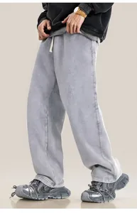 Détail du pantalon de jogging gris délavé 400G style oversize streetwear