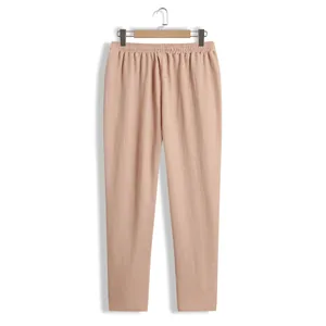 Vue détaillée du pantalon décontracté abricot pour homme en tissu texturé et taille élastique